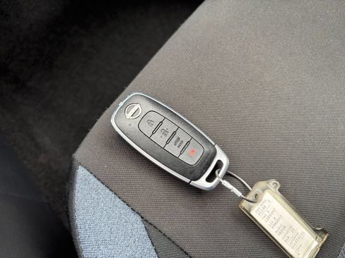 Used 2025 Nissan Versa SV FWD image 21