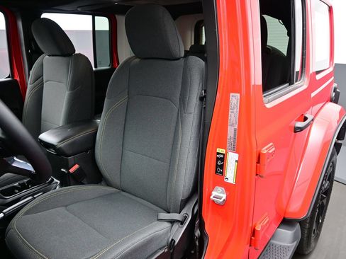 Used 2025 Jeep Wrangler Unlimited Sahara AWD/4WD image 13