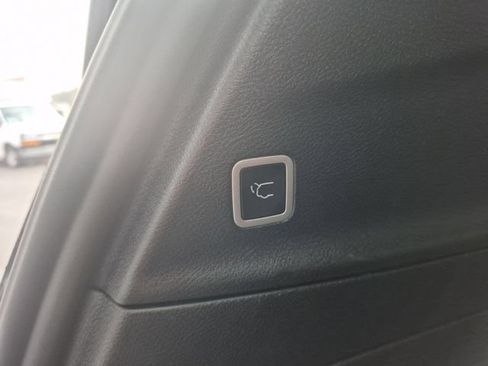 Used 2024 Chrysler Pacifica Premium FWD image 25