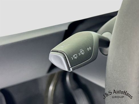 Used 2022 Tesla Model Y Long Range image 10