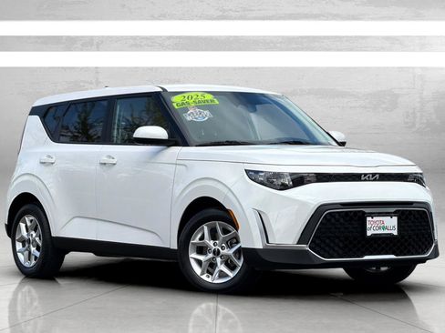 Used 2025 Kia Soul LX w/ LX Technology Package FWD image 2