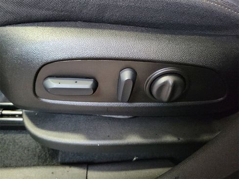 Used 2023 Chevrolet Equinox LT image 19