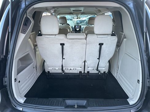 Used 2016 Chrysler Town & Country Touring w/ Driver Convenience Group image 27