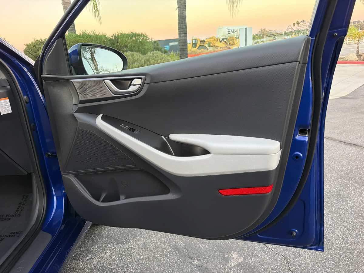 Used 2021 Hyundai Ioniq SE FWD image 22