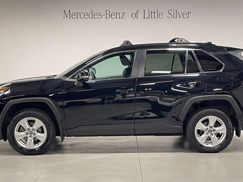 Used 2021 Toyota RAV4 XLE AWD/4WD image 2