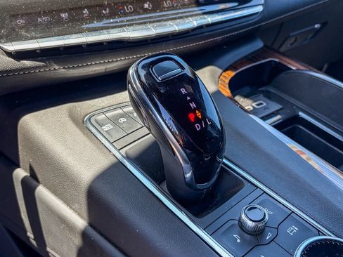 Used 2024 Cadillac Escalade Premium Luxury AWD/4WD image 9
