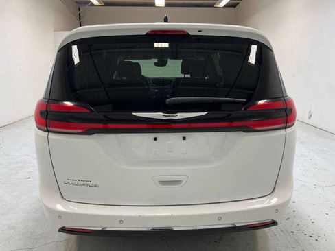 Used 2024 Chrysler Pacifica Touring-L FWD image 10