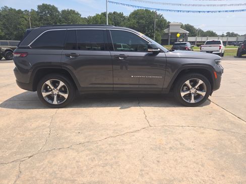 Used 2024 Jeep Grand Cherokee Limited w/ Luxury Tech Group II RWD image 5