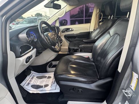 Used 2020 Chrysler Pacifica Touring-L image 16