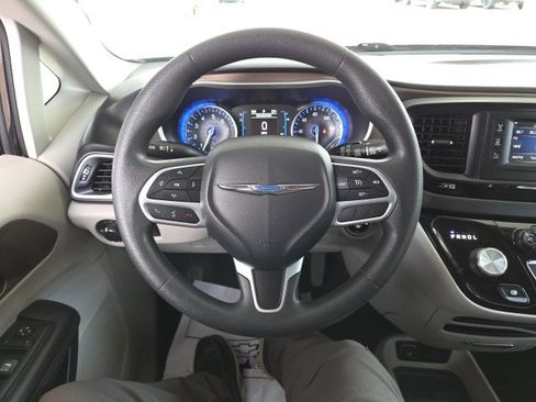 Used 2017 Chrysler Pacifica LX image 42