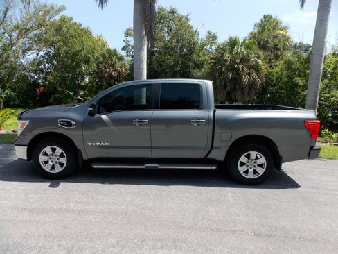 Used 2017 Nissan Titan SV RWD image 5
