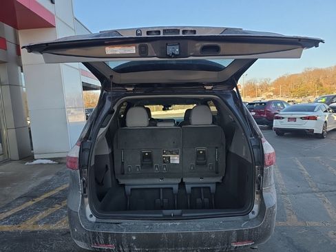 Used 2019 Toyota Sienna XLE image 6