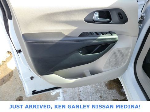 Used 2024 Chrysler Pacifica Select image 14