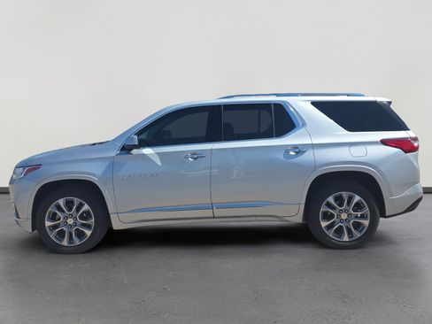 Used 2020 Chevrolet Traverse Premier FWD image 2