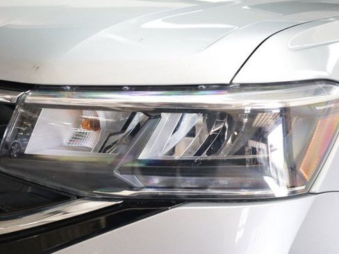 Used 2022 Volkswagen Taos SE image 2