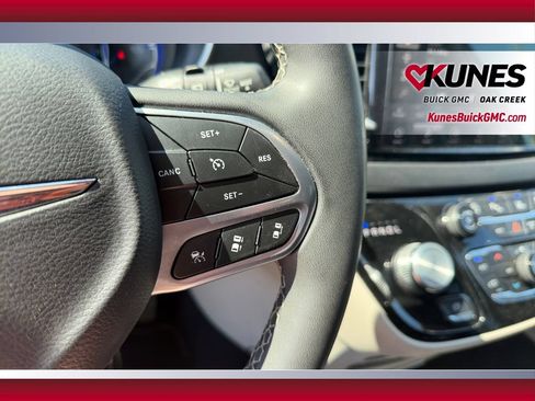 Used 2023 Chrysler Pacifica Touring-L FWD image 18