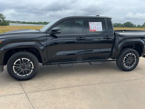 Used 2025 Toyota Tacoma TRD Sport w/ TRD Sport Upgrade Package RWD image 4