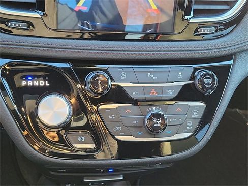 Used 2020 Chrysler Pacifica Limited image 32