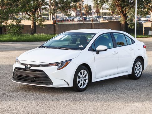 Used 2024 Toyota Corolla LE image 3