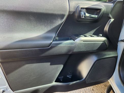 Used 2020 Toyota Tacoma TRD Off-Road w/ Technology Package image 8