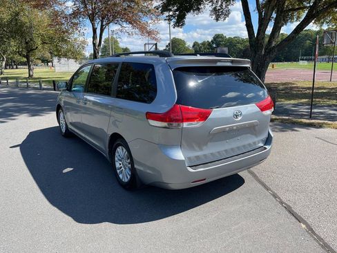 Used 2012 Toyota Sienna XLE image 18