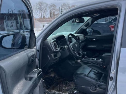 Used 2018 Toyota Tacoma TRD Sport image 9