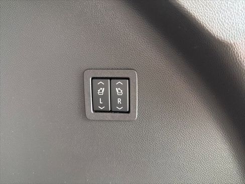 Used 2024 Buick Enclave Avenir w/ Avenir Technology Package image 34