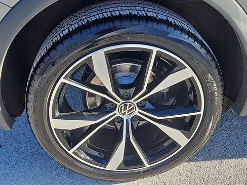 Certified 2022 Volkswagen Tiguan SEL R-Line image 33