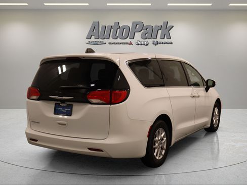 Certified 2023 Chrysler Voyager LX FWD image 9