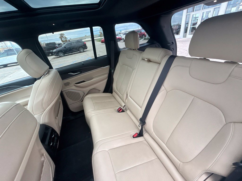 Used 2023 Jeep Grand Cherokee Limited w/ Luxury Tech Group II AWD/4WD image 13