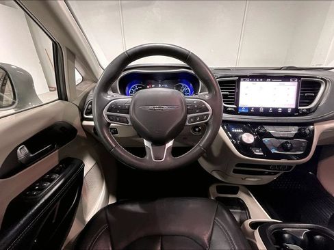 Used 2022 Chrysler Pacifica Touring-L FWD image 6