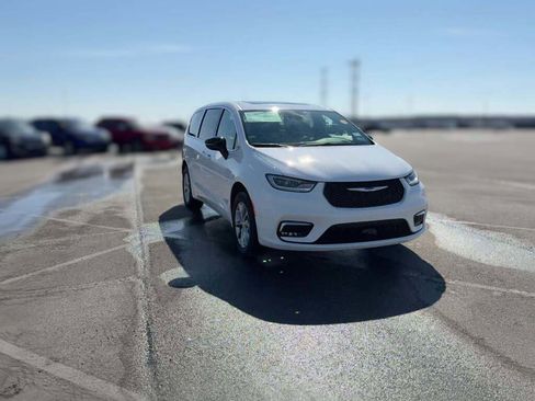 New 2026 Chrysler Pacifica Limited image 17