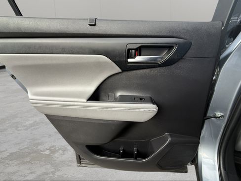 Used 2022 Toyota Highlander XLE image 32