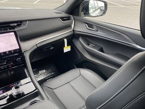 New 2025 Jeep Grand Cherokee L Limited w/ Black Appearance Package image 38