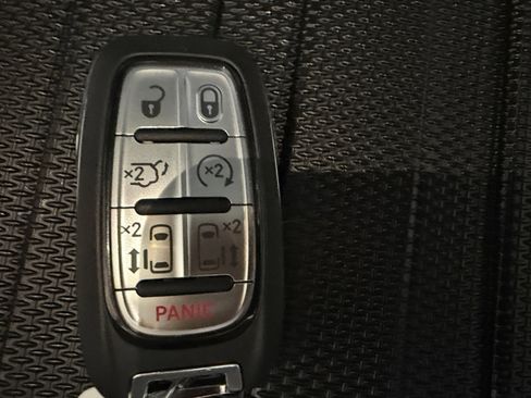 Used 2023 Chrysler Pacifica Touring-L FWD image 32