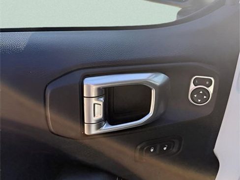 Used 2018 Jeep Wrangler Unlimited Sahara image 14