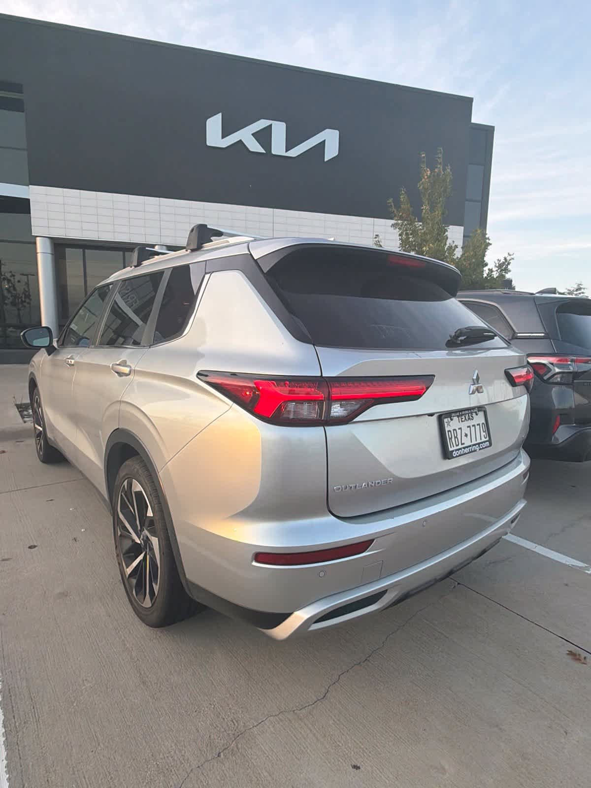 Used 2022 Mitsubishi Outlander SE FWD image 3