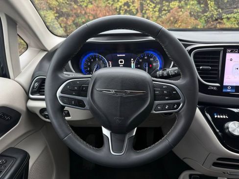 Used 2024 Chrysler Pacifica Touring-L image 26