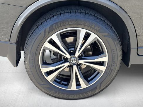 Used 2019 Nissan Rogue SV w/ Premium Package FWD image 14