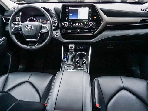 Used 2022 Toyota Highlander XLE image 15