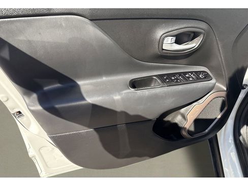 Used 2023 Jeep Renegade Latitude image 19