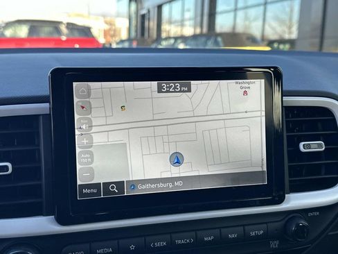 Used 2024 Hyundai Venue Limited image 11