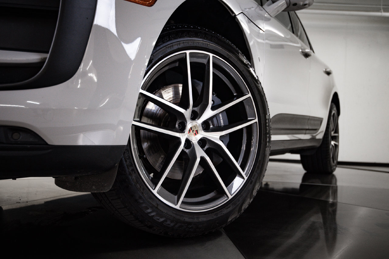 Certified 2024 Porsche Macan AWD/4WD image 12