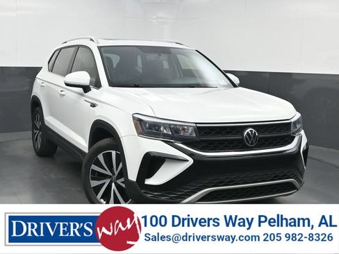 Used 2022 Volkswagen Taos SE FWD image 1