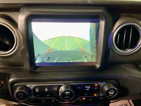 Used 2018 Jeep Wrangler Unlimited Sahara AWD/4WD image 3