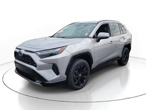 Certified 2022 Toyota RAV4 SE image 3