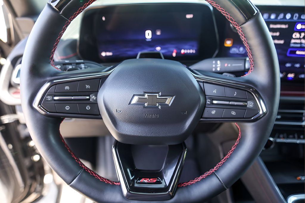 Used 2025 Chevrolet Traverse RS FWD image 12
