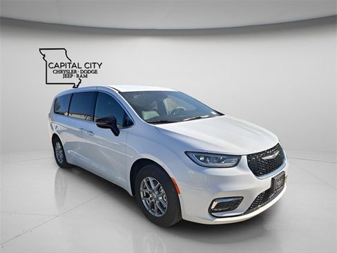 New 2026 Chrysler Pacifica Select image 3