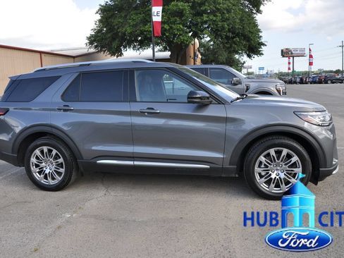 Used 2025 Ford Explorer Platinum RWD image 6