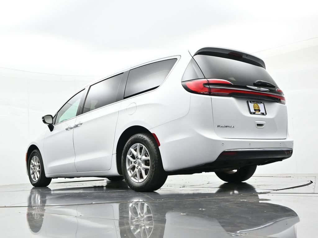 Used 2024 Chrysler Pacifica Touring-L FWD image 19